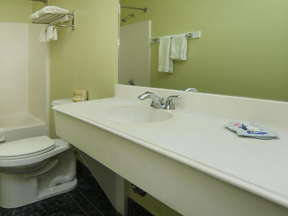 וות'רפורד Quality One Motel מראה חיצוני תמונה